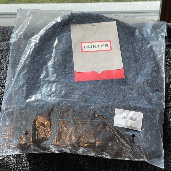 HUNTER Tonal Patch Beanie In Black Unisex - Picture 7 of 10